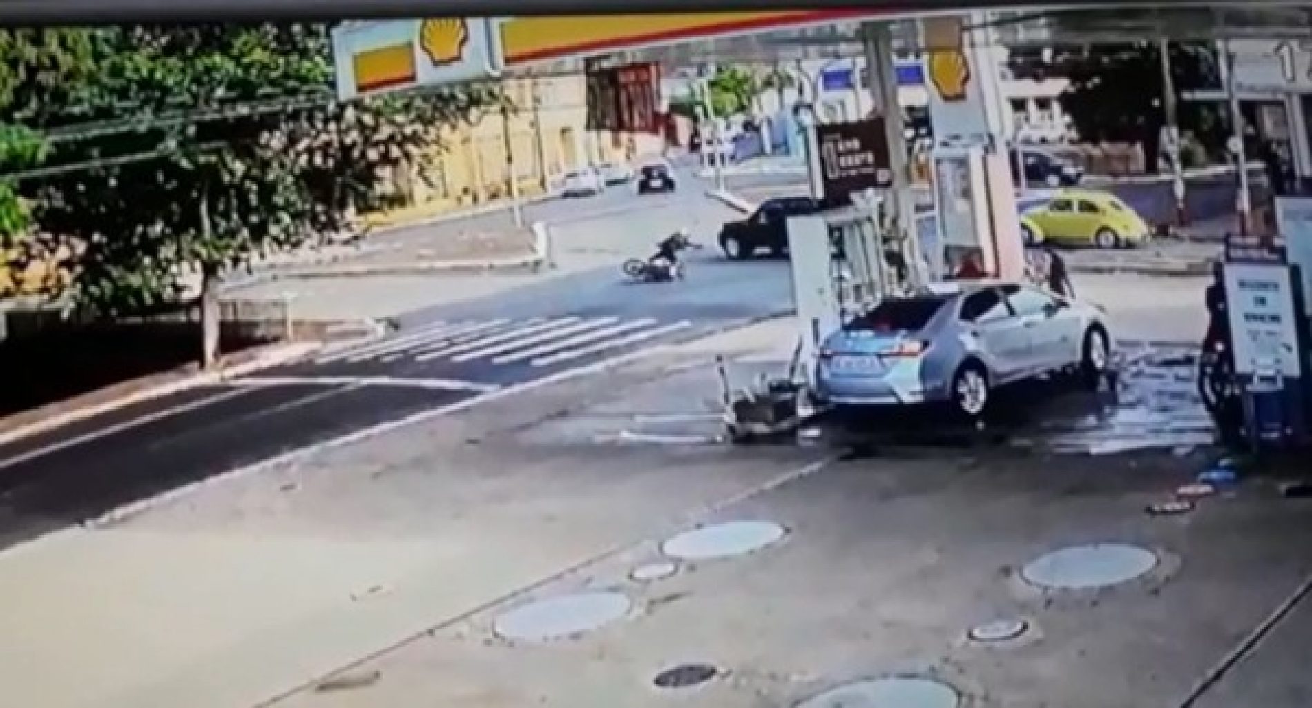REGIÃO: Motociclista se joga no asfalto para tentar evitar choque com caminhonete