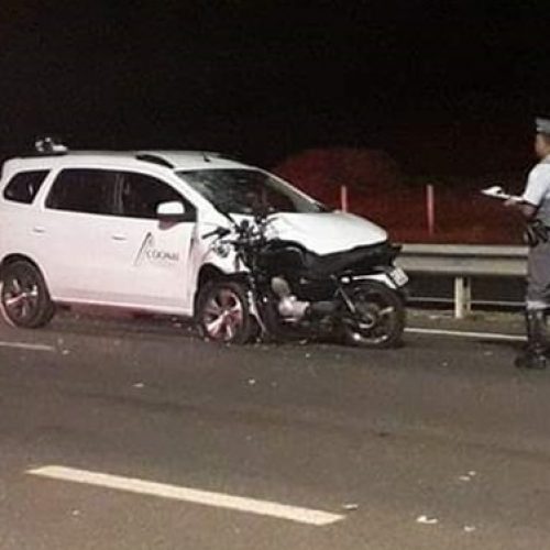 REGIÃO: Motociclista morre após dirigir na contramão e bater contra carro em rodovia