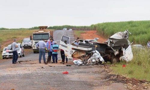 REGIÃO:  Acidente entre Kombi e ônibus mata duas pessoas