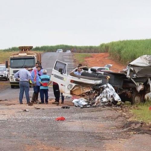 REGIÃO:  Acidente entre Kombi e ônibus mata duas pessoas