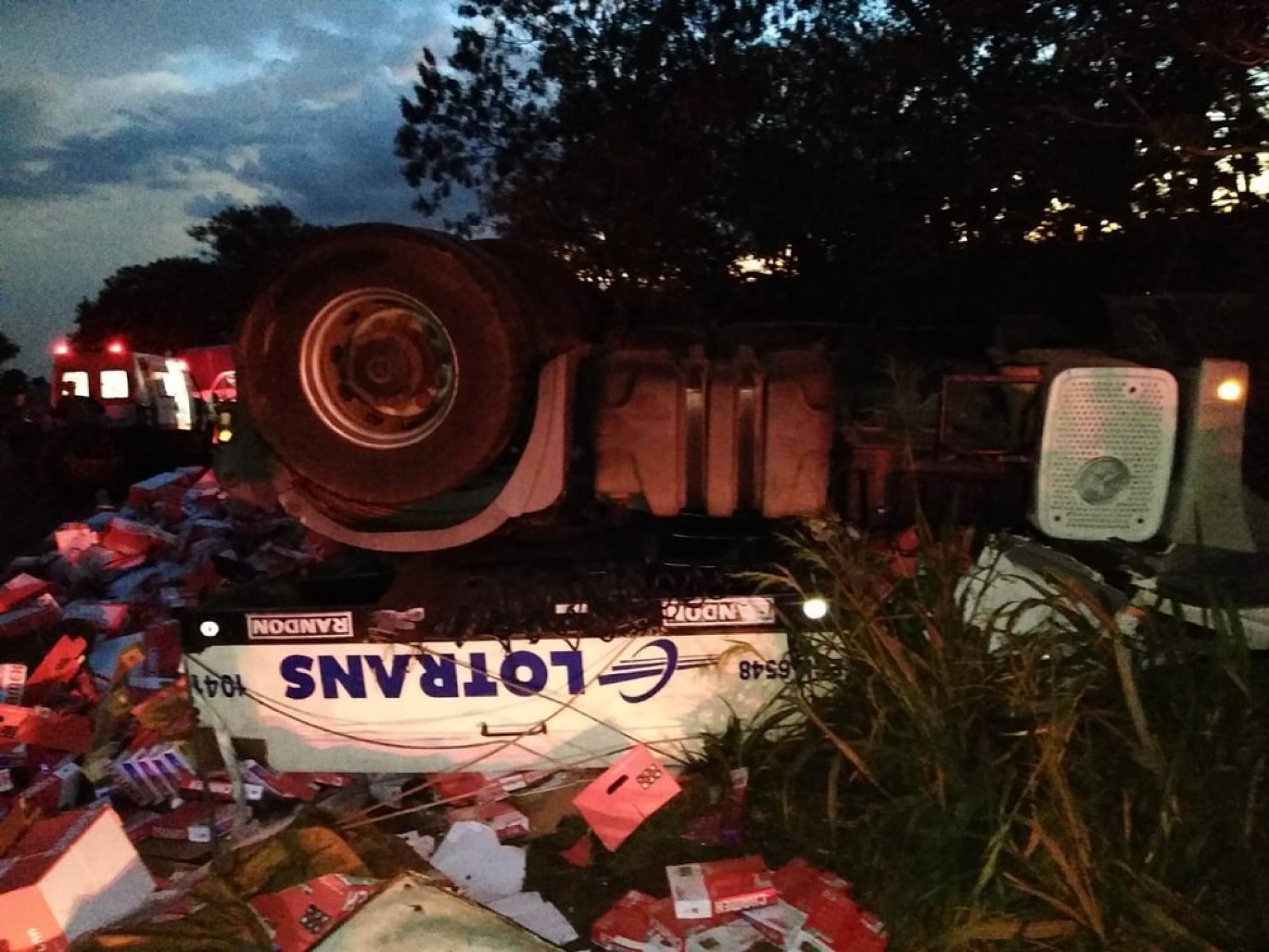 REGIÃO: Homem morre após caminhão tombar no acostamento de rodovia