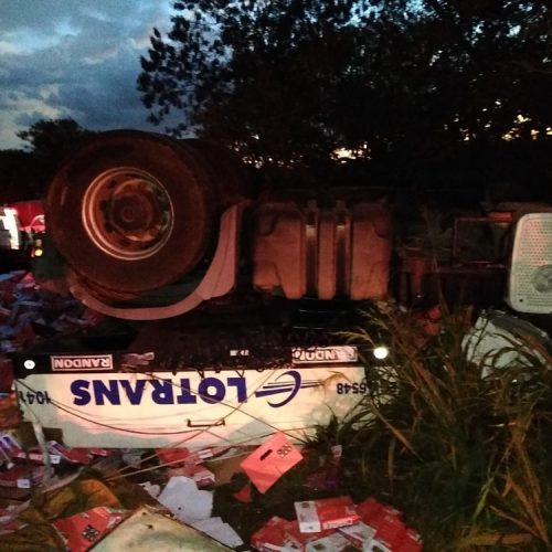 REGIÃO: Homem morre após caminhão tombar no acostamento de rodovia
