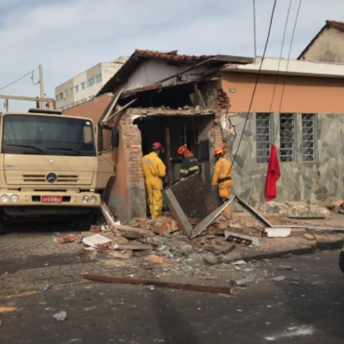 REGIÃO: Caminhão derruba parte de casa e deixa criança e adolescente retidos