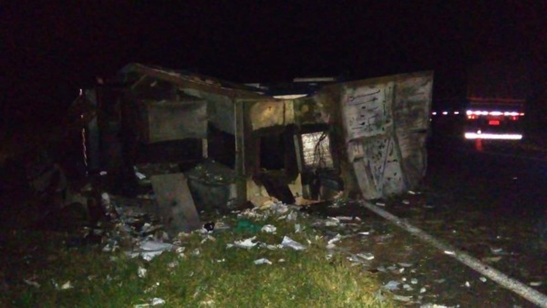 REGIÃO: Carro-forte capota e é explodido em assalto na Anhanguera