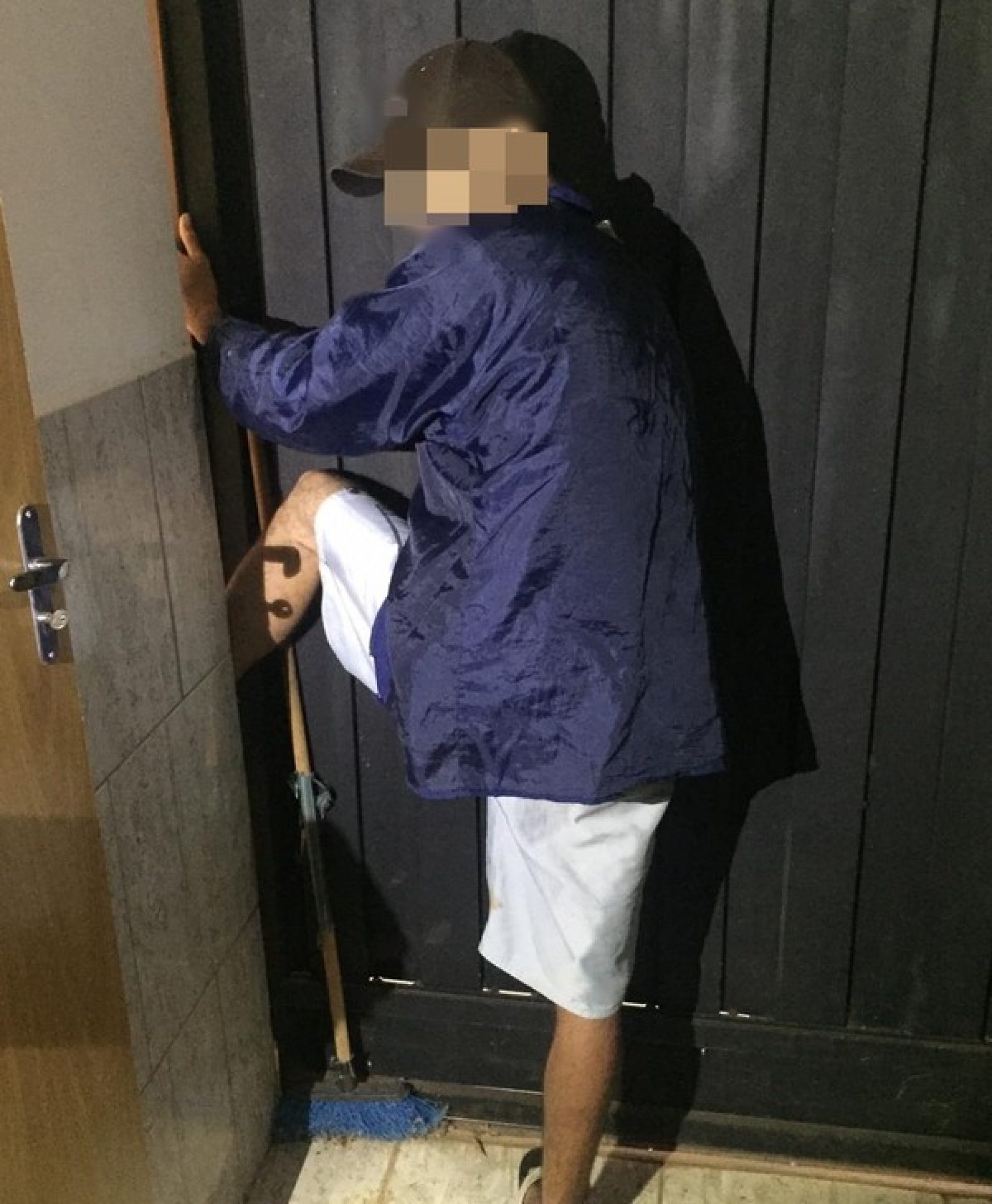 OLÍMPIA: Homem fica com pé preso em porta ao tentar furtar empresa