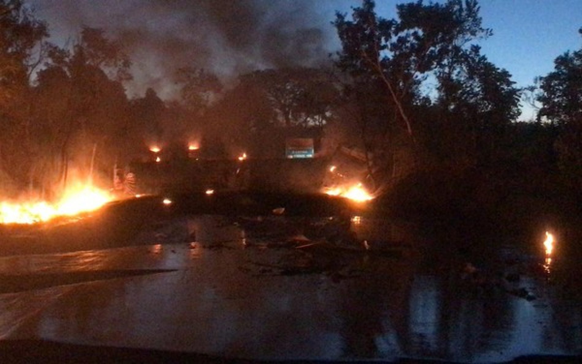 REGIÃO: Caminhão carregado com óleo lubrificante tomba e pega fogo