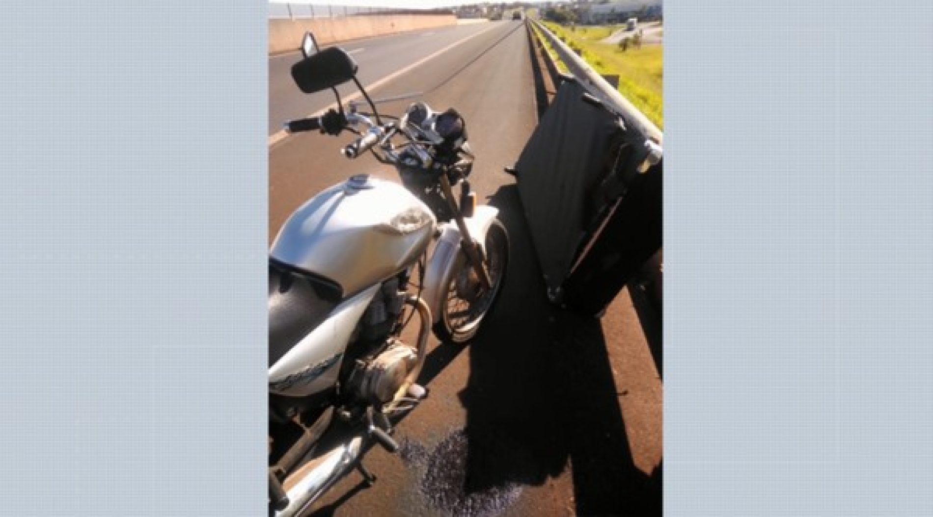 REGIÃO: Cama cai de carroceria e atinge motociclista no meio de rodovia