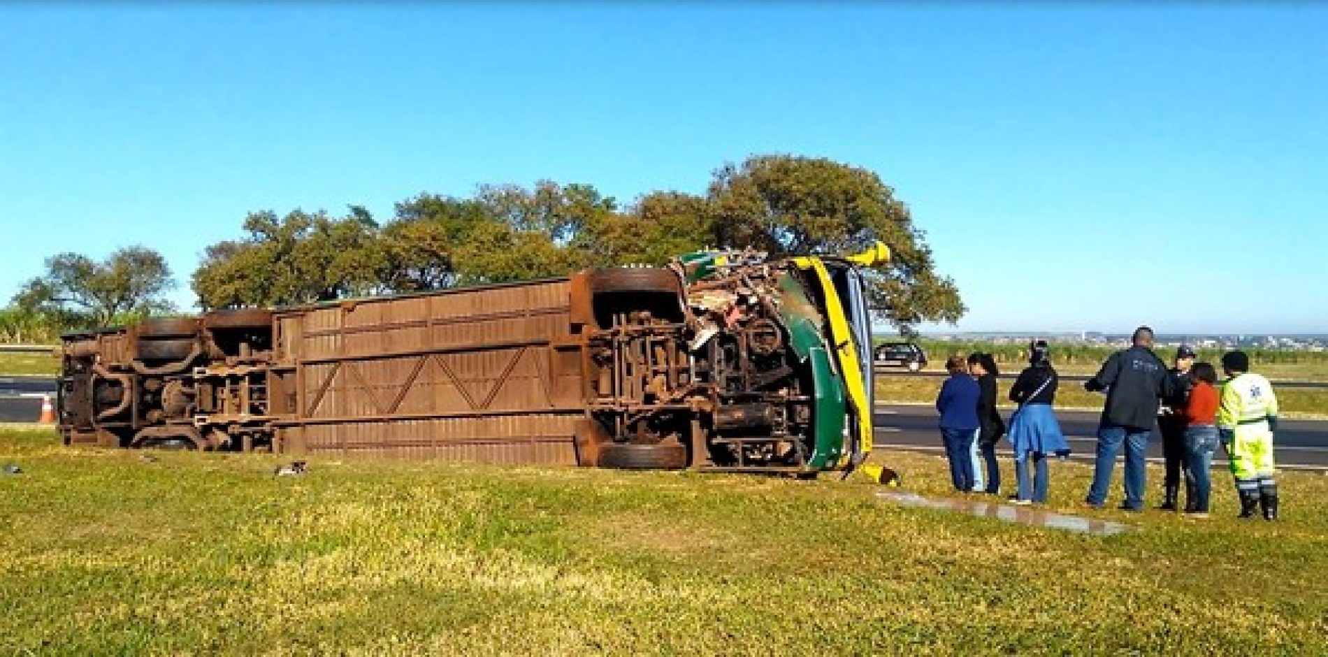 BEBEDOURO: Ônibus de excursão tomba após motorista passar mal ao volante e morrer