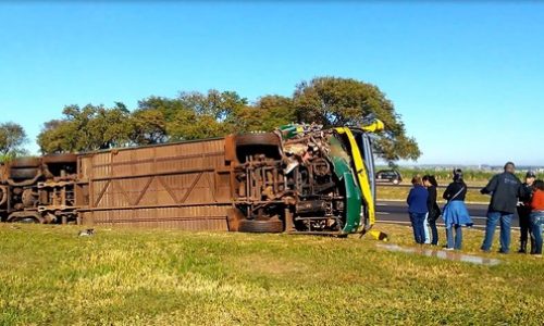 BEBEDOURO: Ônibus de excursão tomba após motorista passar mal ao volante e morrer
