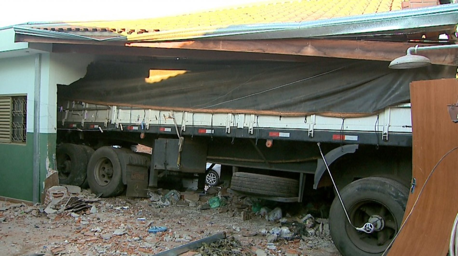 REGIÃO: Caminhão desgovernado bate em carro, atravessa terreno e invade casa
