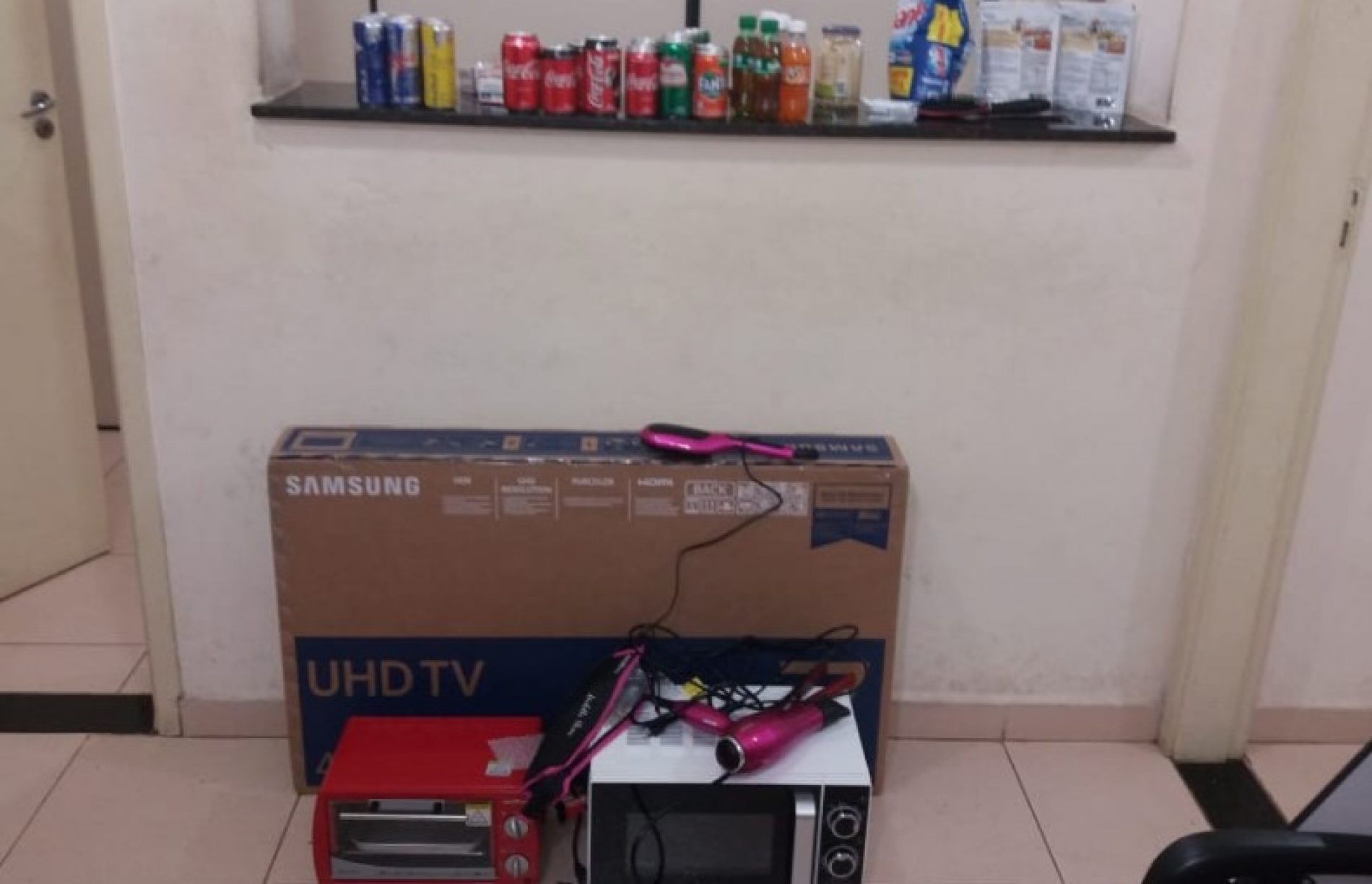 REGIÃO: Polícia prende fiscal que furtava produtos de mercado