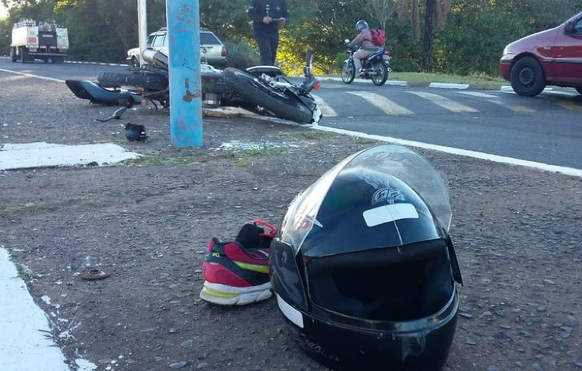 REGIÃO: PM morre após moto bater em poste no canteiro central de avenida