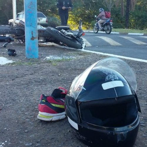 REGIÃO: PM morre após moto bater em poste no canteiro central de avenida