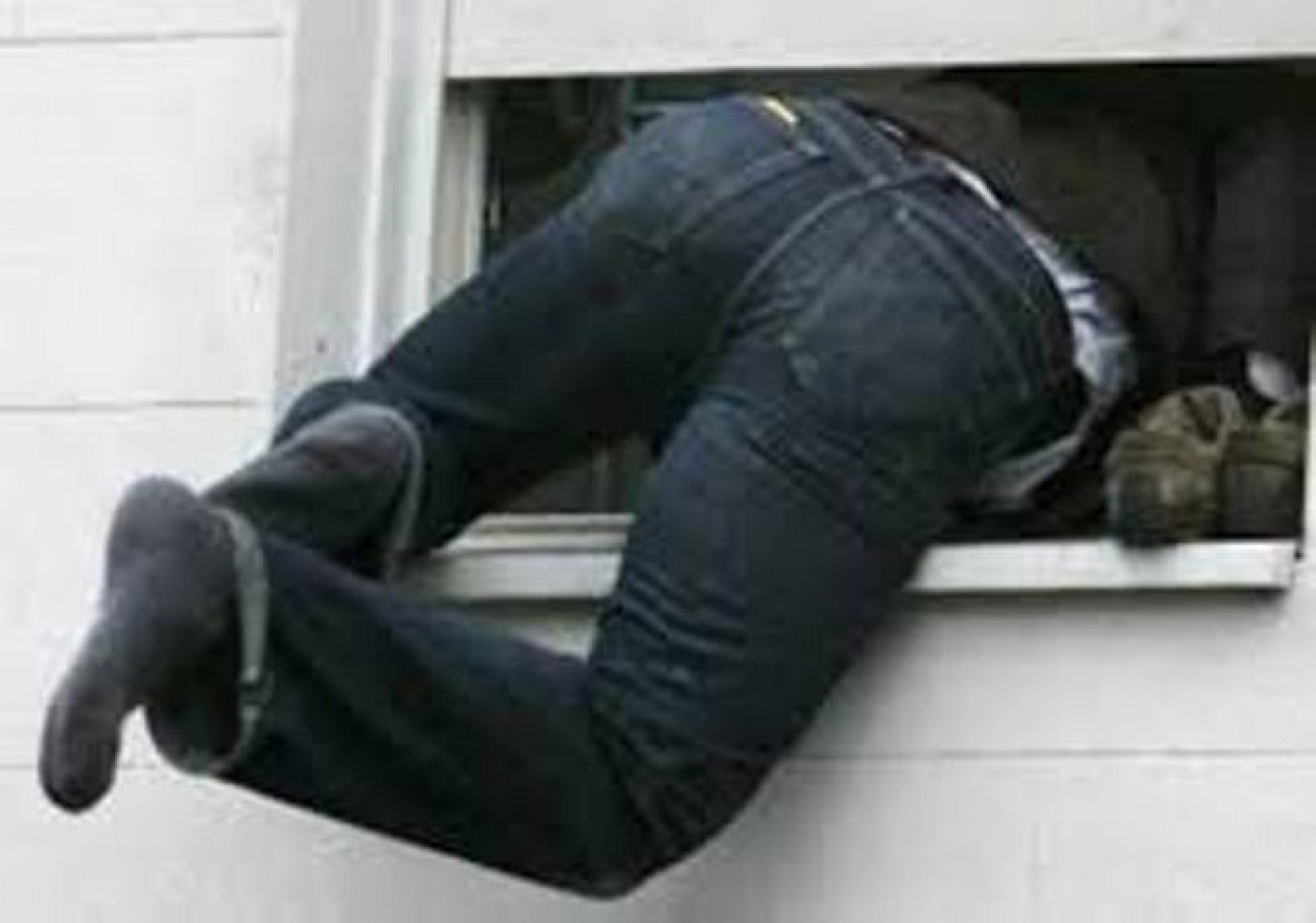 BARRETOS: Vítima surpreende ladrão tentando adentrar a sua residência pela janela