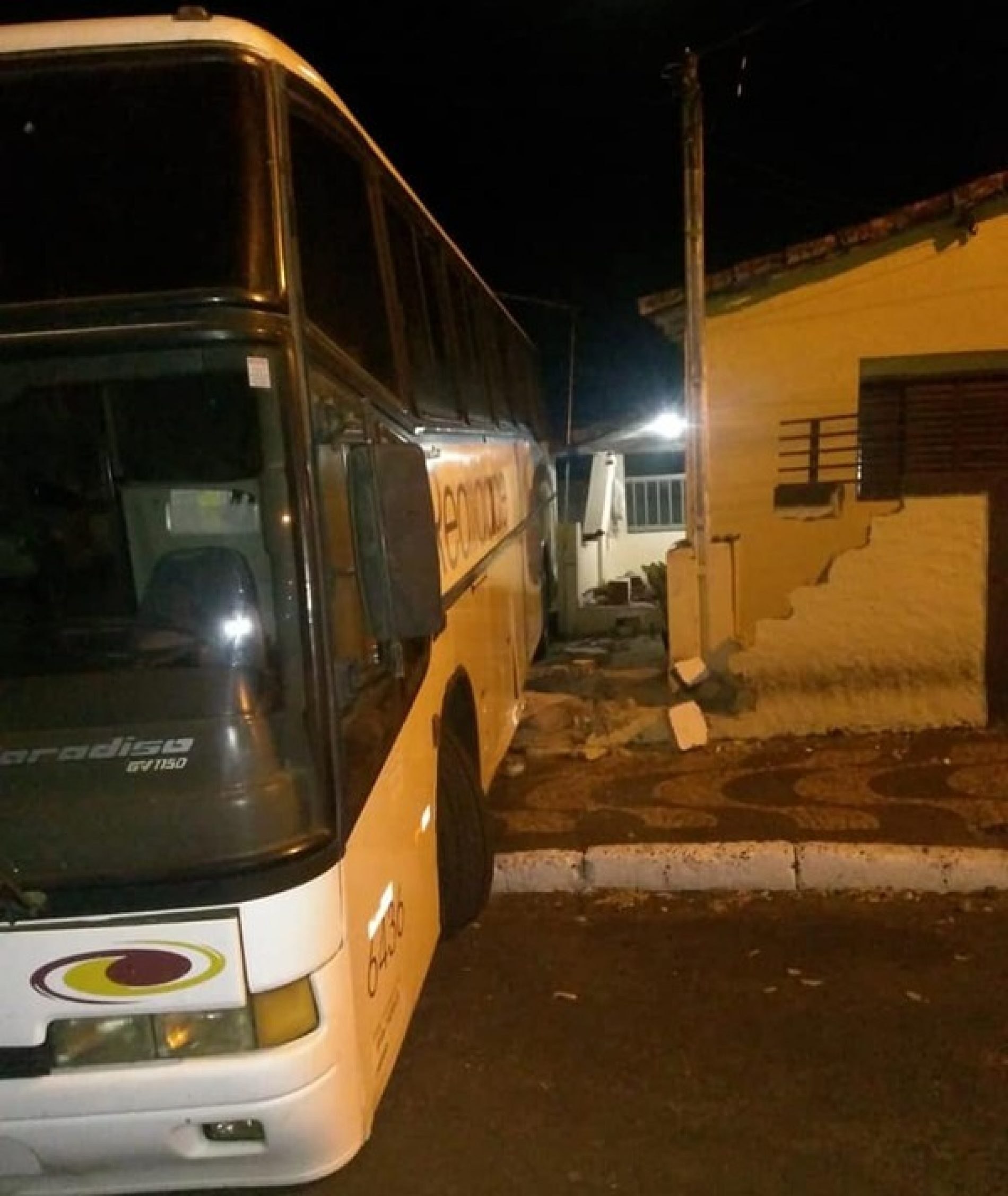 REGIÃO: Homem é preso após furtar ônibus e invadir garagem de casa ao perder controle da direção