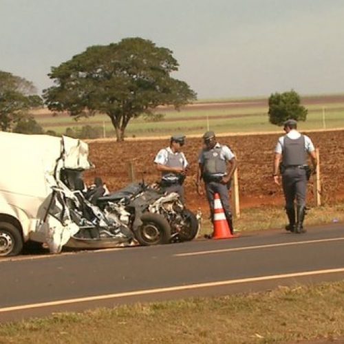 REGIÃO: Acidente entre ônibus e furgão causa uma morte e deixa sete feridos