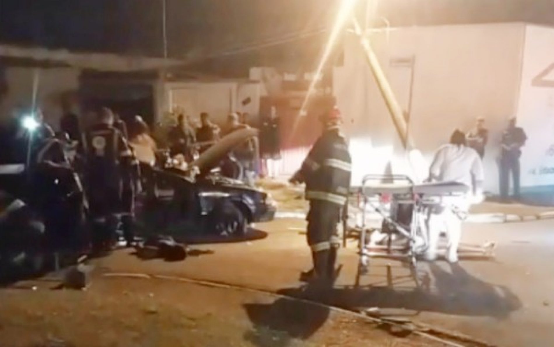 REGIÃO: Colisão entre carro e poste deixa 2 mortos e 4 feridos