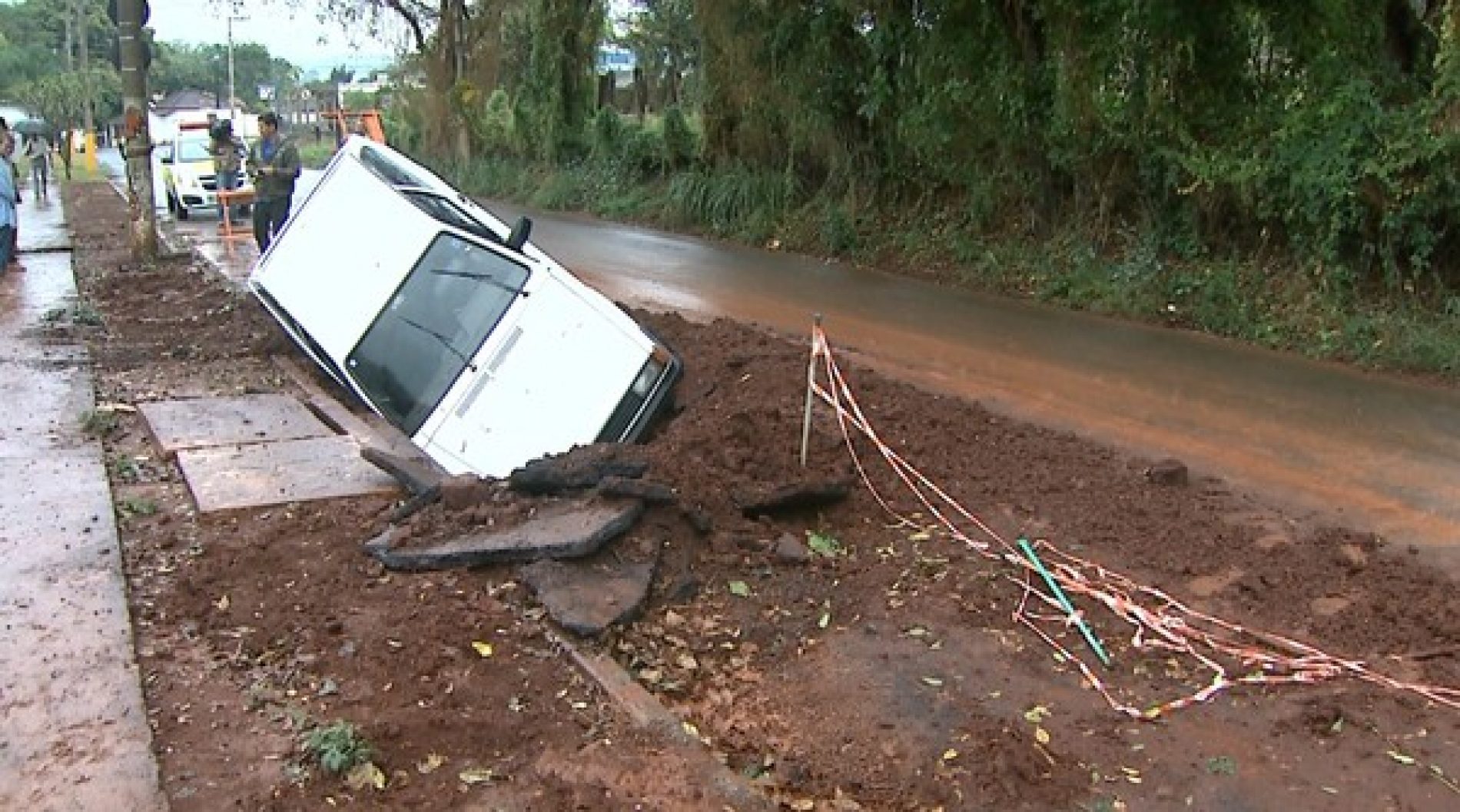 REGIÃO: Motorista cai em ‘cratera’ de obra sem sinalização em estrada