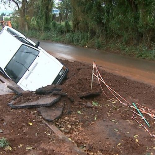 REGIÃO: Motorista cai em ‘cratera’ de obra sem sinalização em estrada