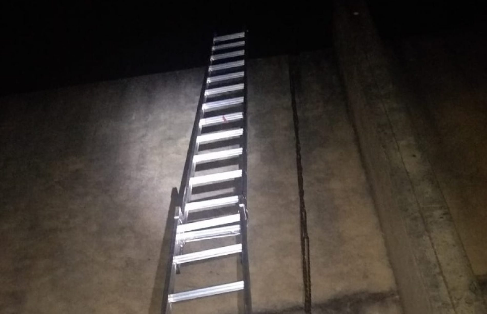 REGIÃO: Dupla armada usa escada e resgata três menores da Fundação Casa