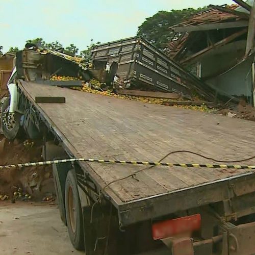 REGIÃO: Pela 7ª vez casa é invadida por caminhão desgovernado