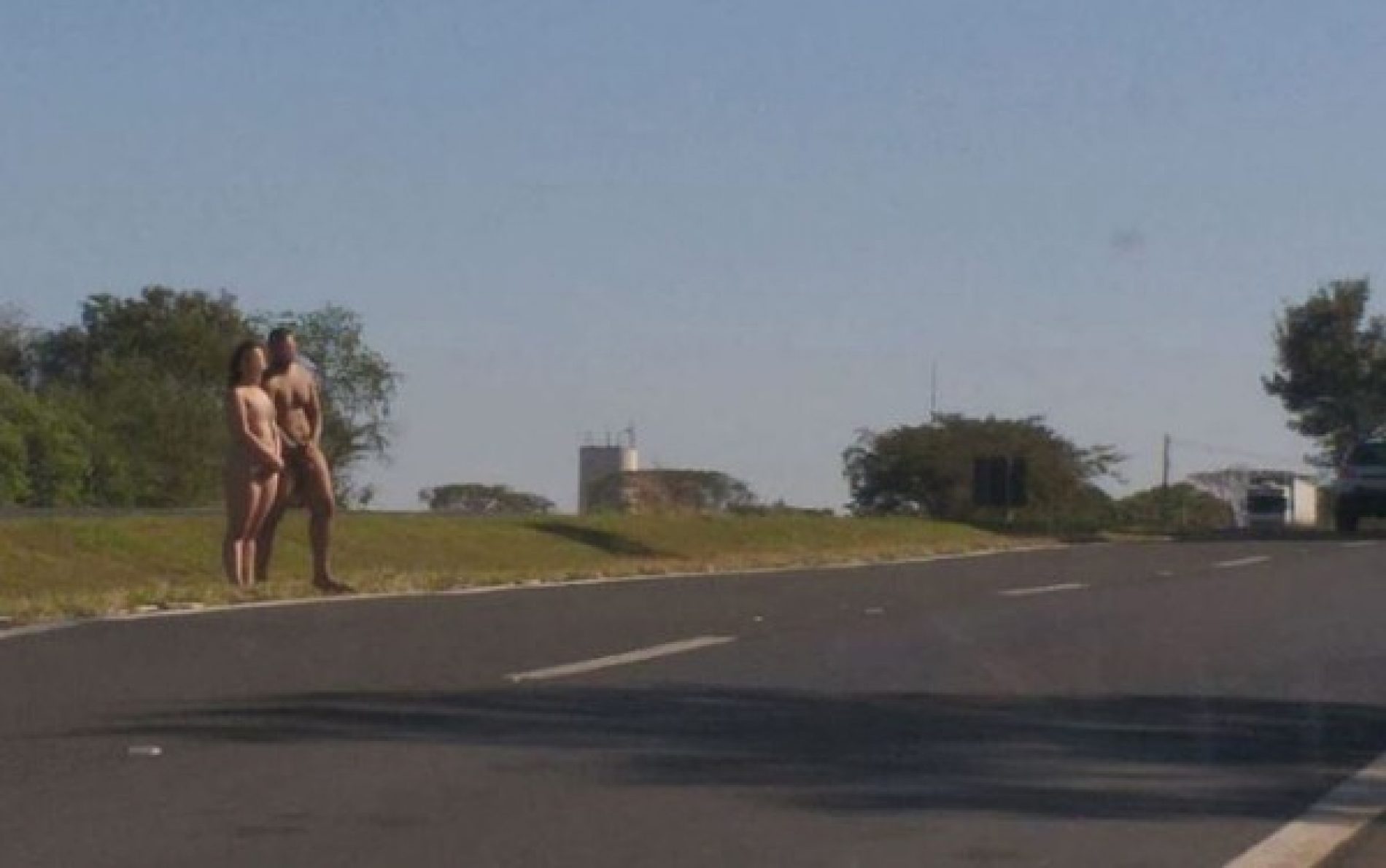 BEBEDOURO: Casal é flagrado nu ao atravessar rodovia