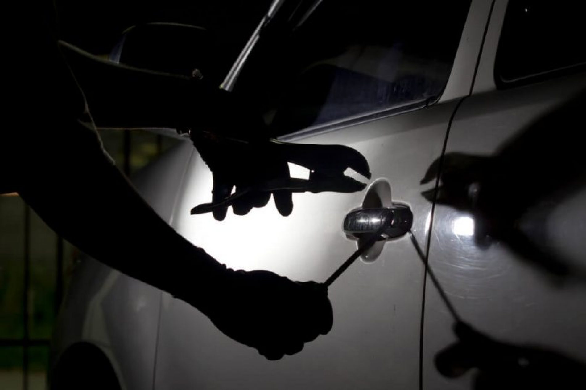 BARRETOS: Ladrão arromba veículo e furta dinheiro, cartões e outros objetos