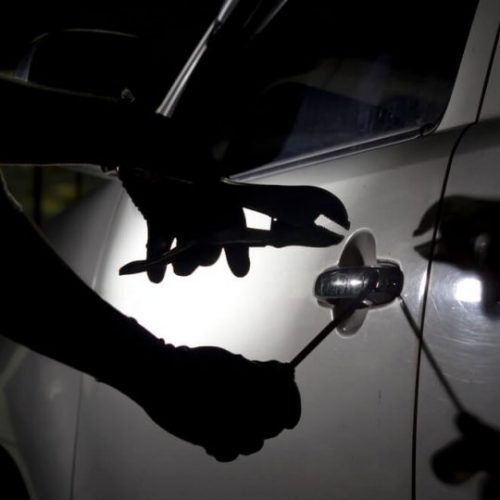 BARRETOS: Ladrão arromba veículo e furta dinheiro, cartões e outros objetos