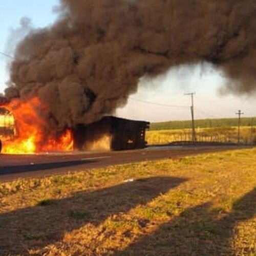 OLÍMPIA: Caminhão carregado com bagaço de cana-de-açúcar tomba e pega fogo em rodovia