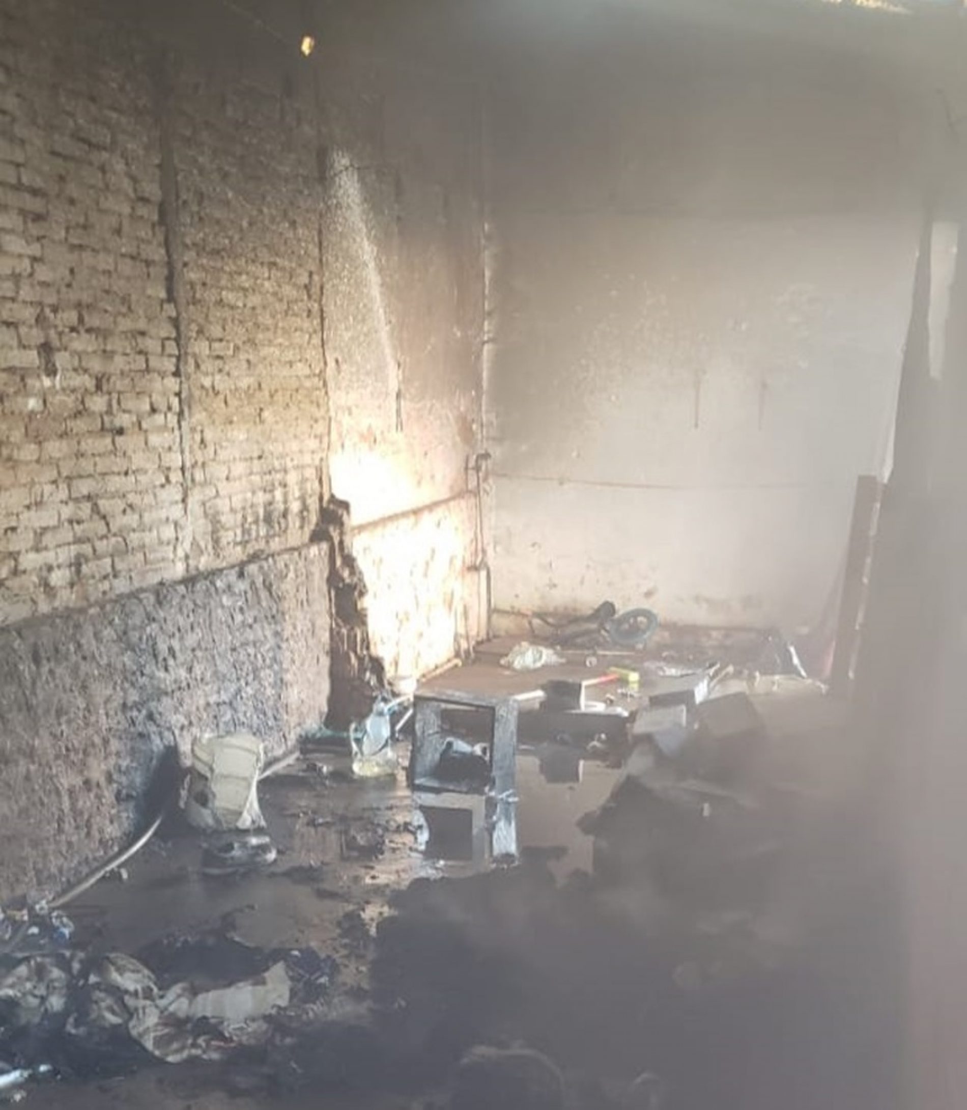 OLÍMPIA: Bombeiros apagam fogo em local habitado por moradores de rua
