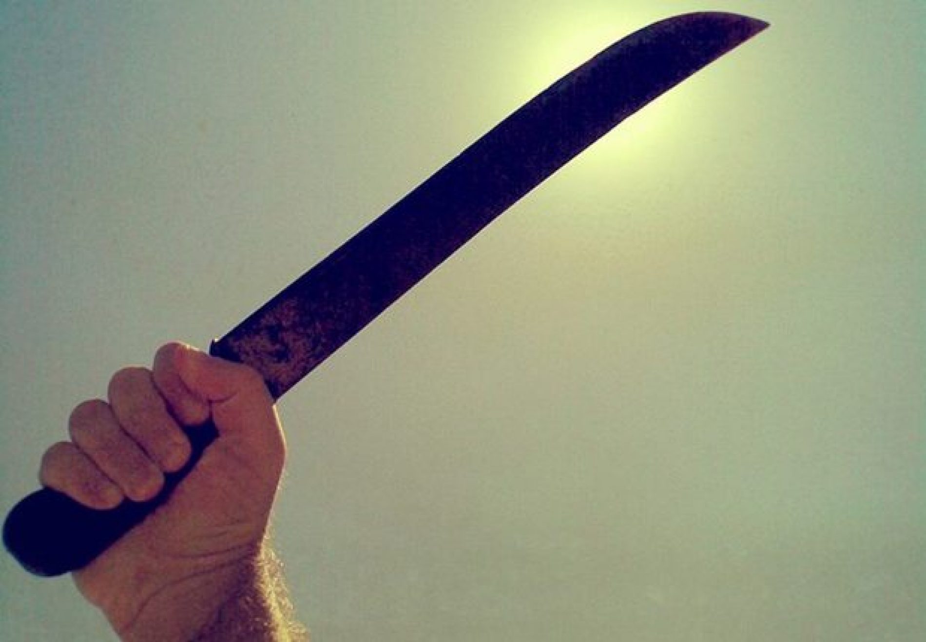 BARRETOS: Jovens são ameaçados por desconhecido armado com um facão no bairro Nadir Kenan