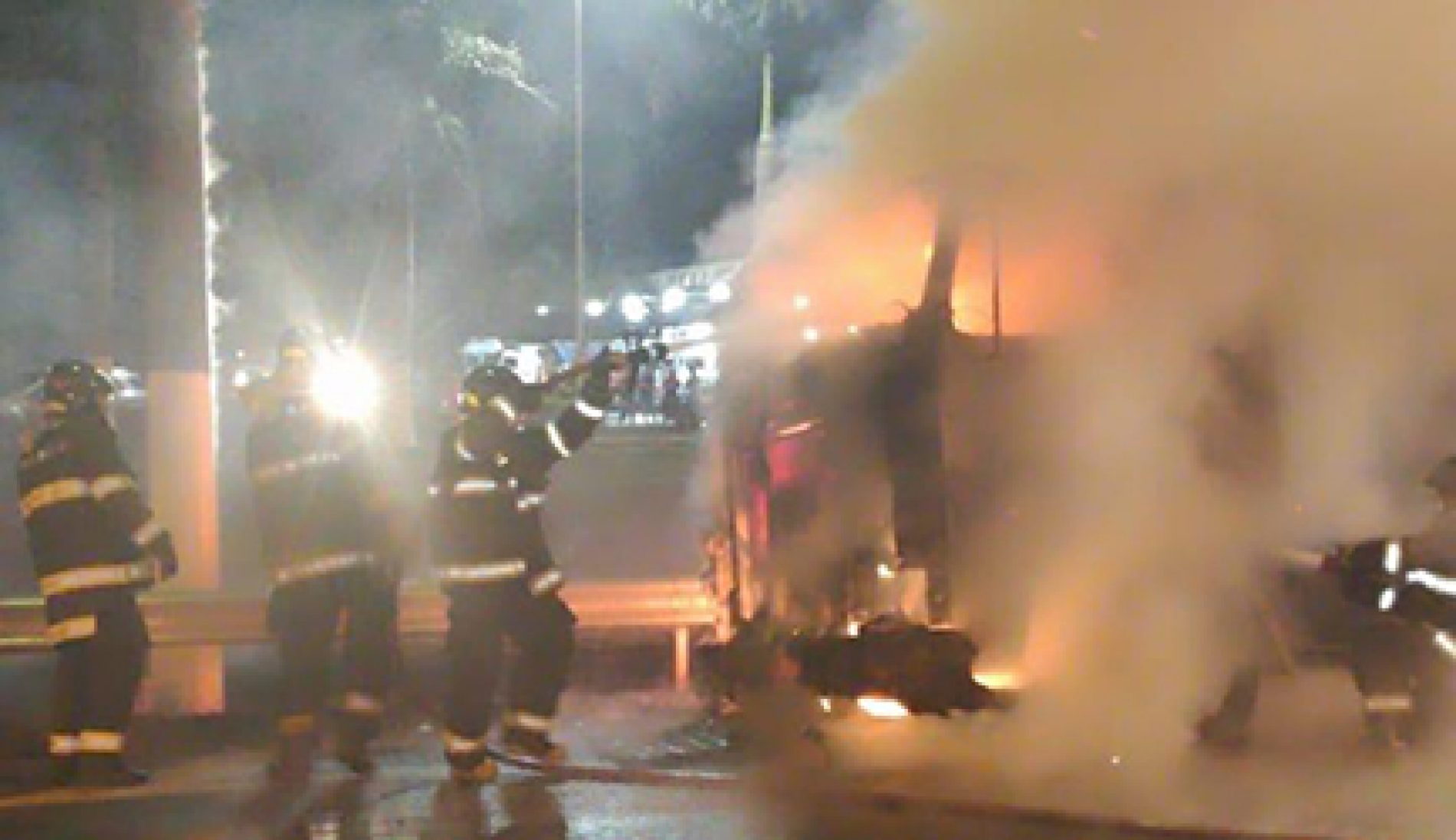 BARRETOS: Bombeiros combatem incêndio em caminhão de laranjas na Faria Lima