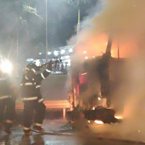 BARRETOS: Bombeiros combatem incêndio em caminhão de laranjas na Faria Lima