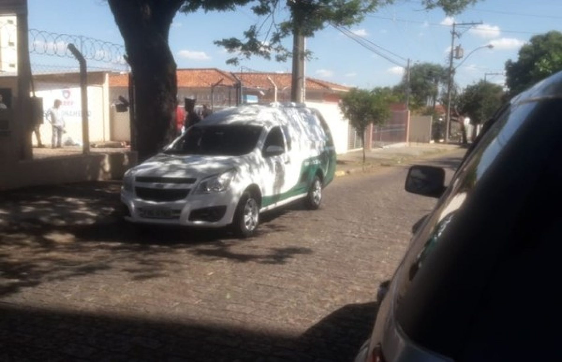 REGIÃO: Jovem de 20 anos é morta a facadas em estacionamento de loja