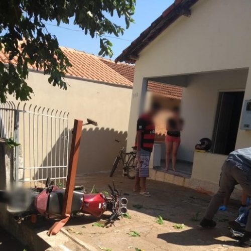 REGIÃO: Ladrão furta moto e acaba preso após perder controle da direção e bater em portão de casa durante fuga
