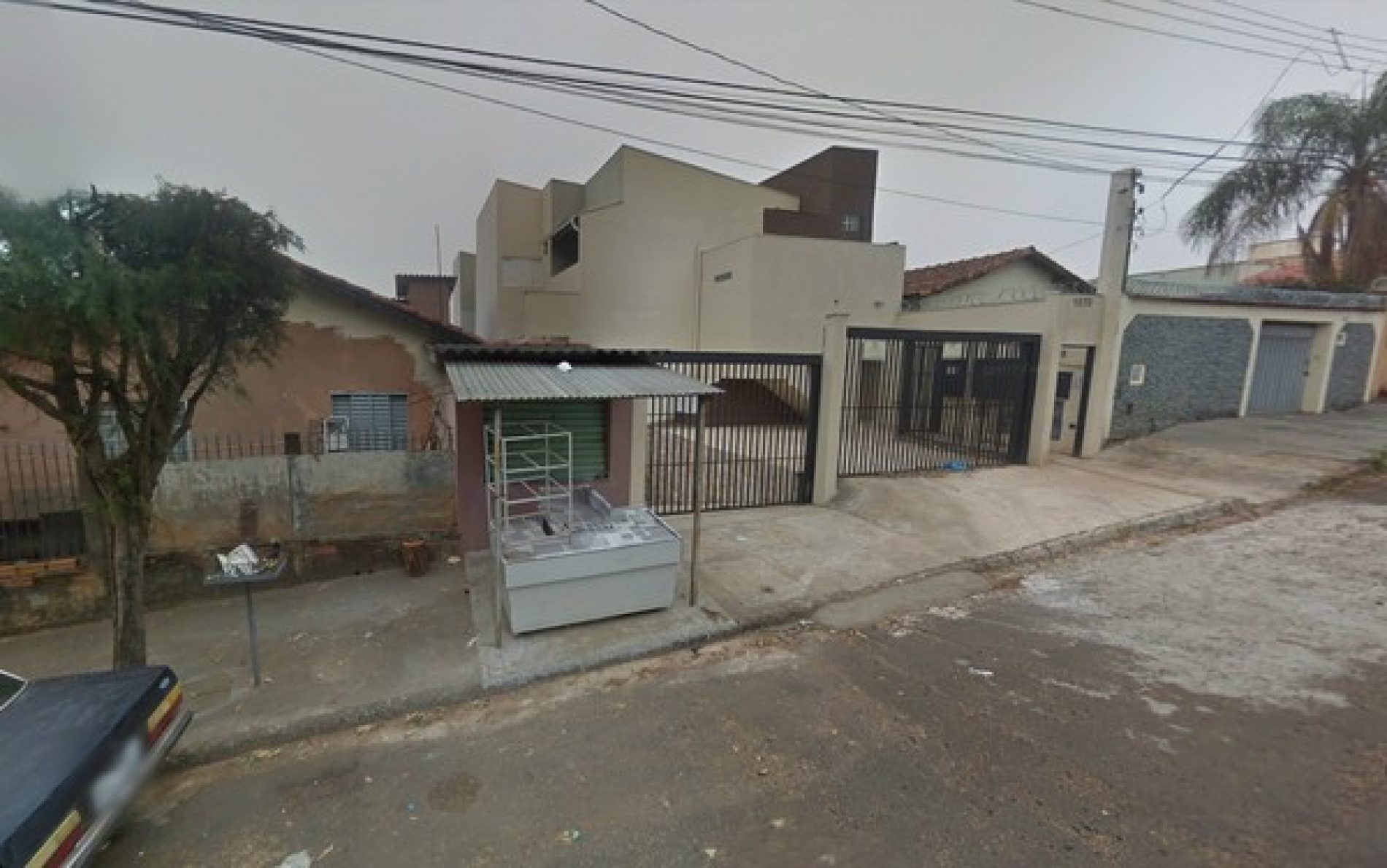 REGIÃO: Homem é suspeito de ameaçar e jogar bomba caseira em garagem de vizinhos gays