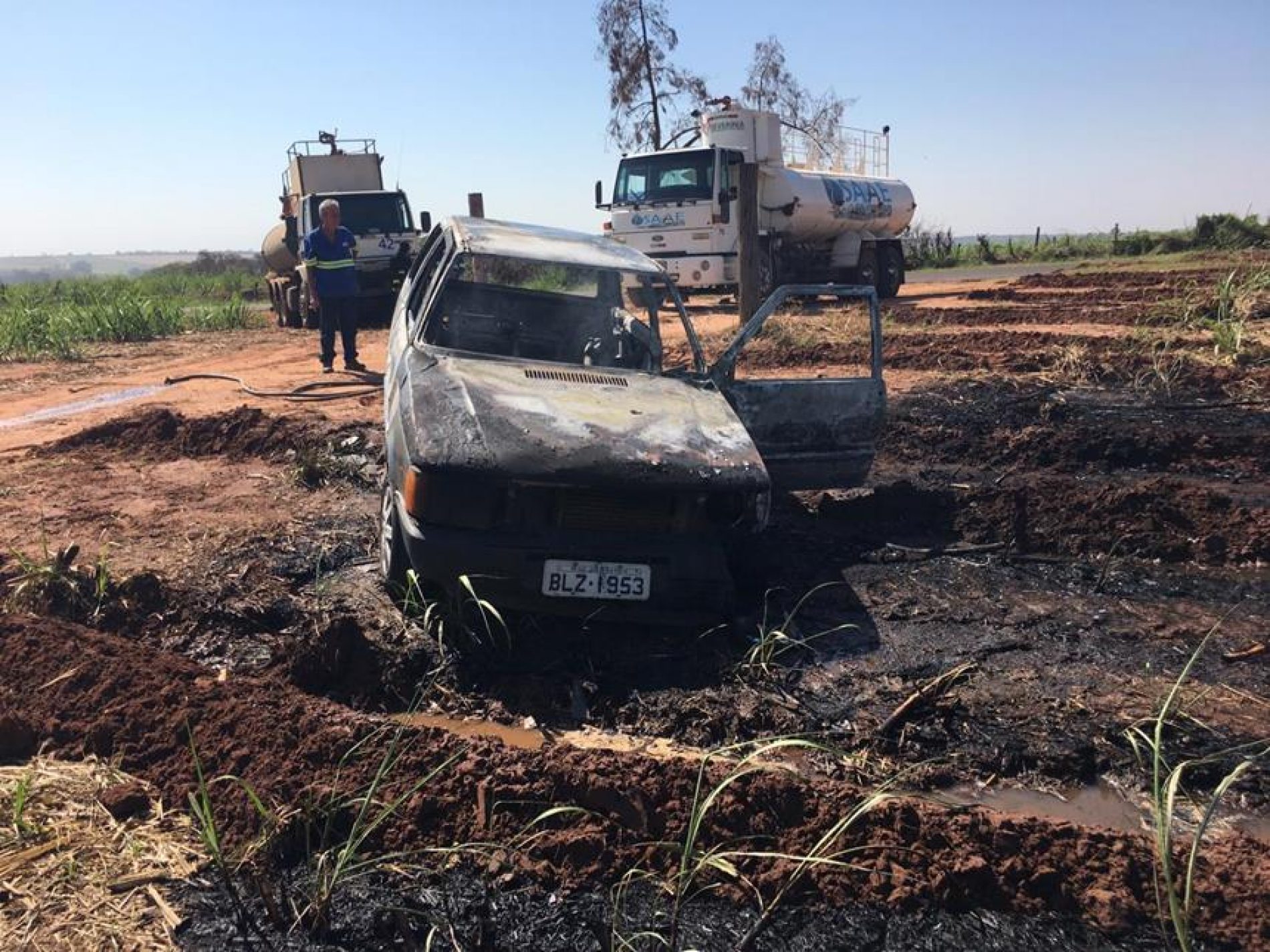 SEVERÍNIA: Bombeiros e Policiais tentam salvar mas carro acaba destruído pelo fogo