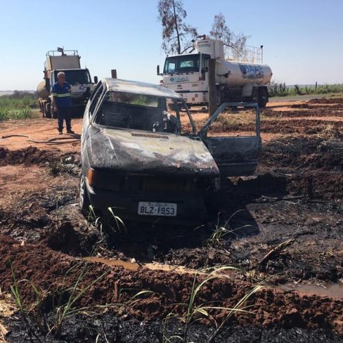 SEVERÍNIA: Bombeiros e Policiais tentam salvar mas carro acaba destruído pelo fogo