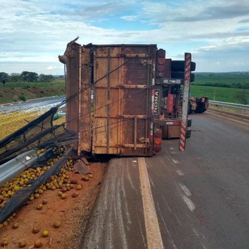 ALTAIR: Motorista de caminhão carregado de laranja perde controle e tomba na rodovia