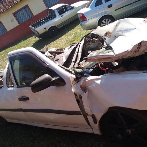 BARRETOS: Pai danifica carro do filho com máquina retroescavadeira