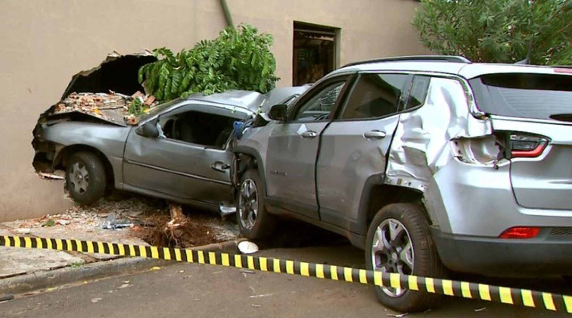REGIÃO: Carro vai parar dentro de quarto após ser atingido na rua por veículo roubado