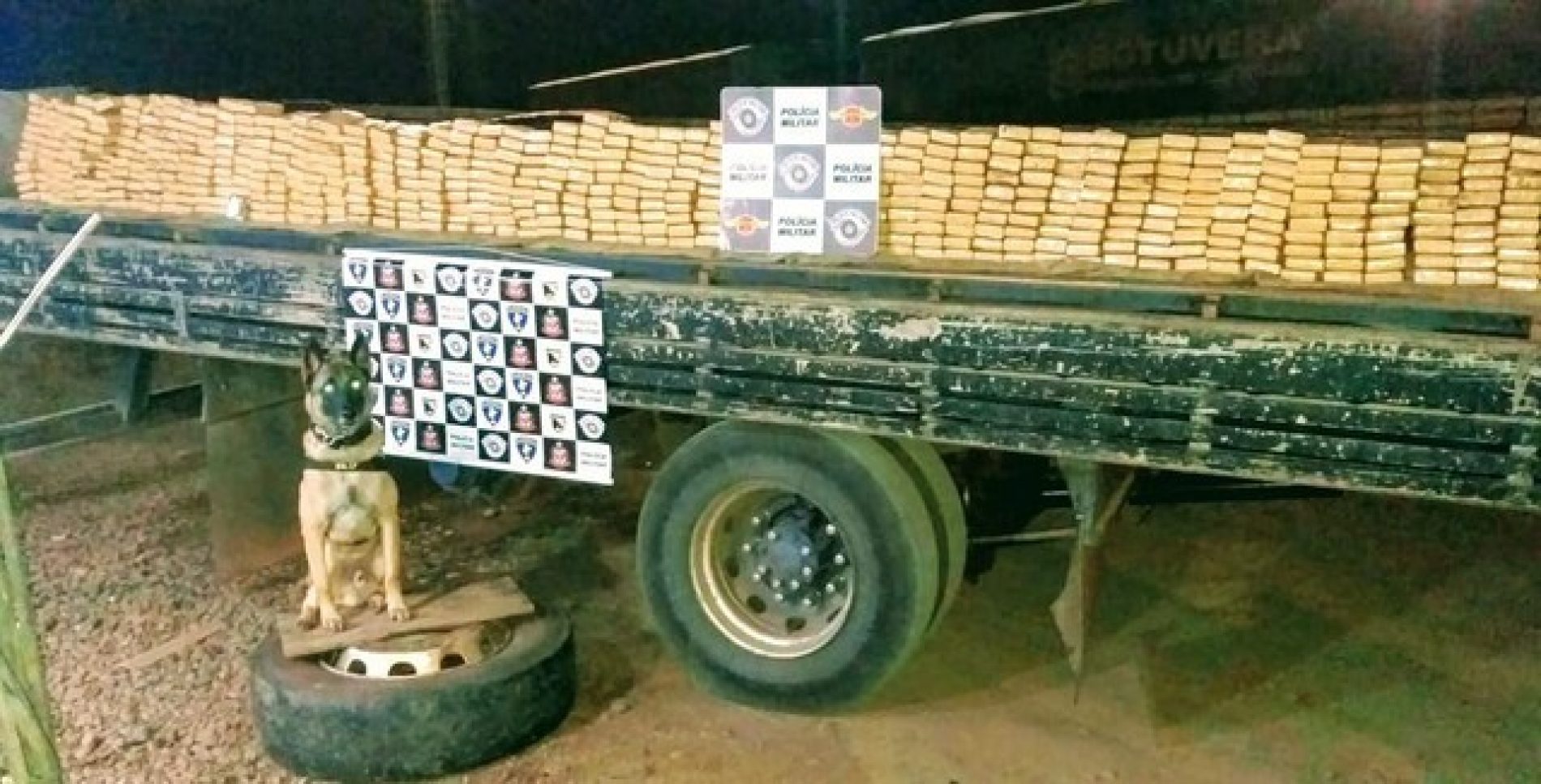 REGIÃO: Cão farejador encontra mais de 270 quilos de maconha dentro de pneus de caminhão