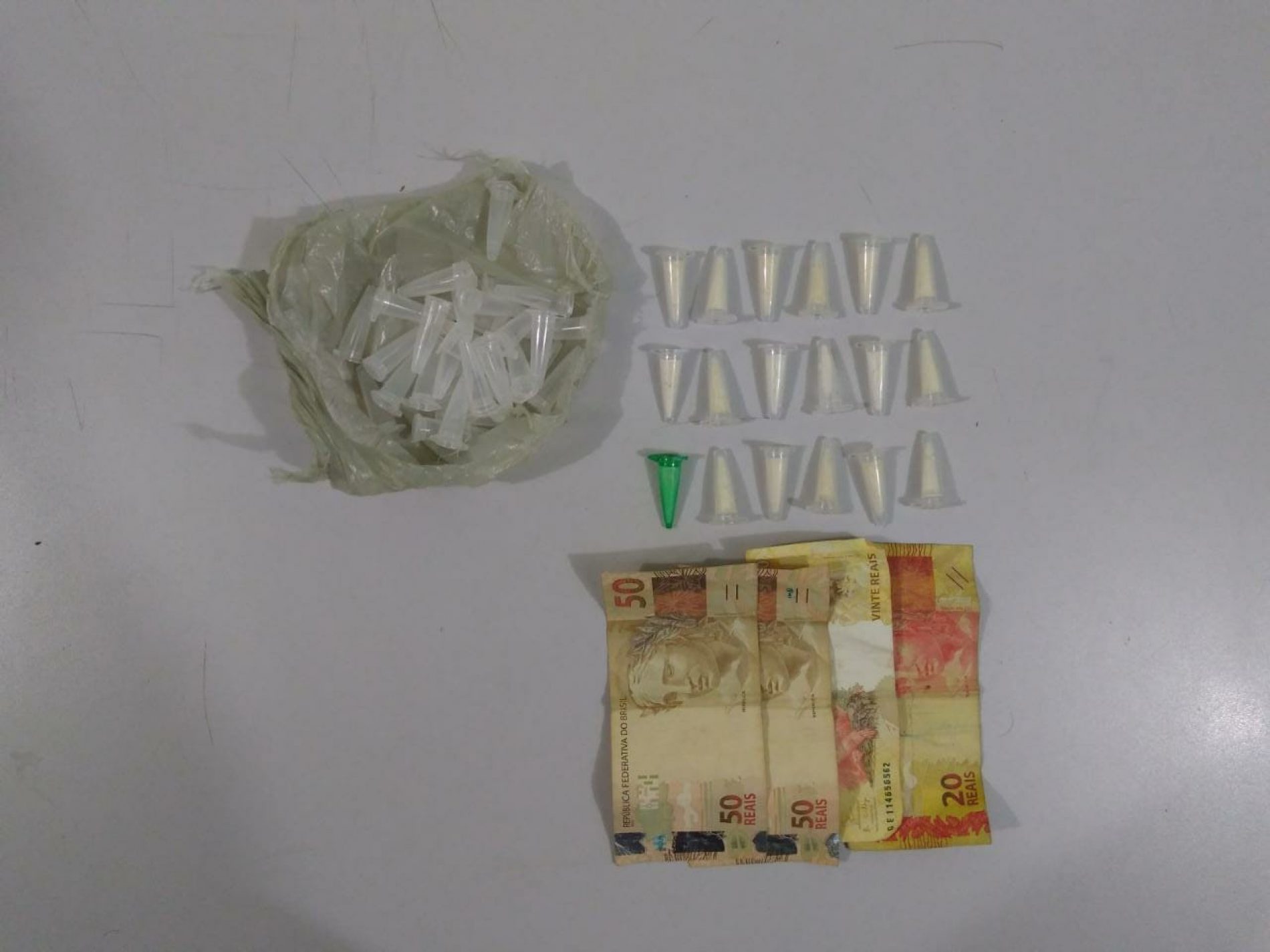 BARRETOS: Rapaz é preso com pinos de cocaína e dinheiro no Conjunto Newton Siqueira Sopa
