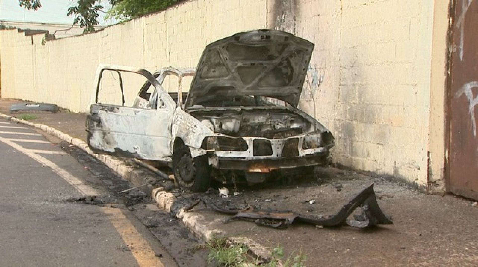 REGIÃO: Adolescente bate contra poste de sinalização e carro pega fogo