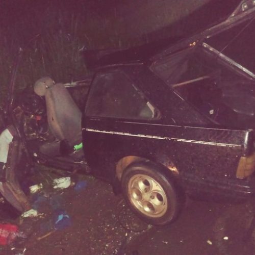 REGIÃO: Três pessoas morrem em acidente entre carro e caminhão