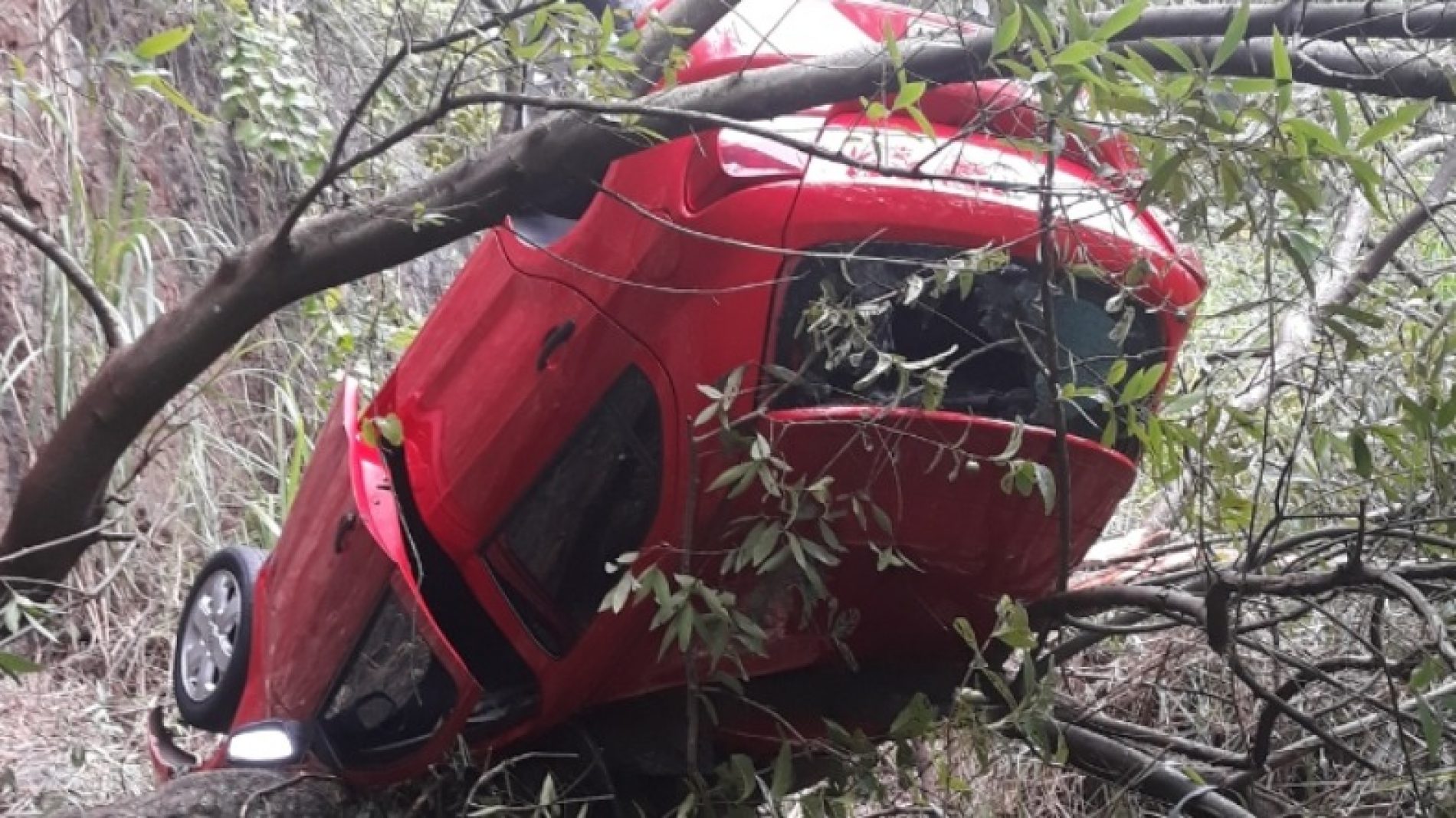 REGIÃO: Carro é abandonado após despencar de penhasco