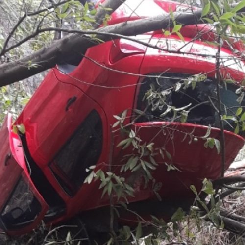 REGIÃO: Carro é abandonado após despencar de penhasco