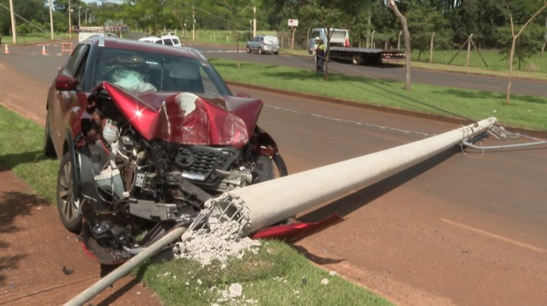 REGIÃO: Motorista fica ferida após carro bater em poste e derrubar outros 2