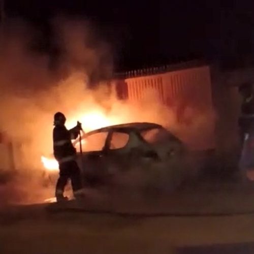 REGIÃO: Carro estacionado pega fogo