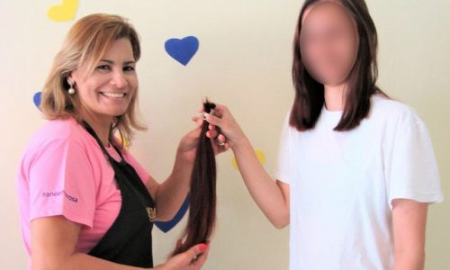 Presas doam cabelos para fazer perucas a mulheres que lutam contra o câncer em Barretos